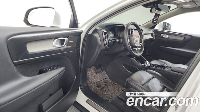 Volvo XC40 2023 — Фото 10/20