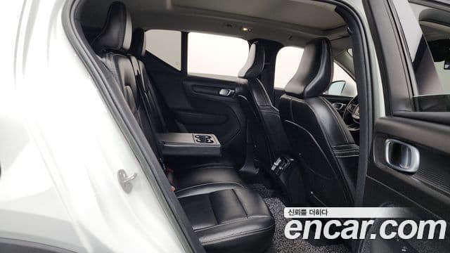 Volvo XC40 2023 — Фото 12/20