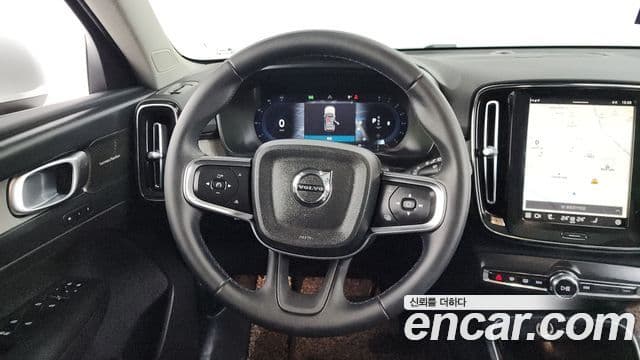 Volvo XC40 2023 — Фото 13/20