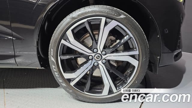 Volvo XC60 2021 — ფოტო 4/20