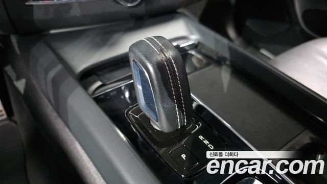 Volvo XC60 2021 — ფოტო 8/20