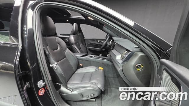 Volvo XC60 2021 — ფოტო 9/20