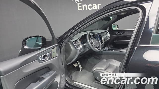 Volvo XC60 2021 — ფოტო 12/20
