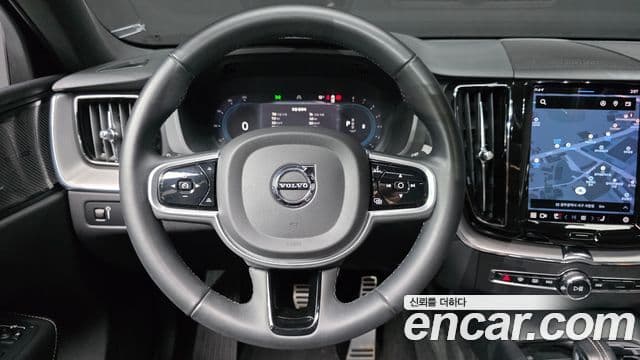 Volvo XC60 2021 — ფოტო 13/20