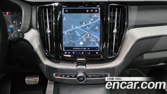 Volvo XC60 2021 — ფოტო 14/20