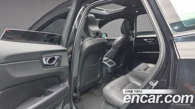 Volvo XC60 2021 — ფოტო 16/20