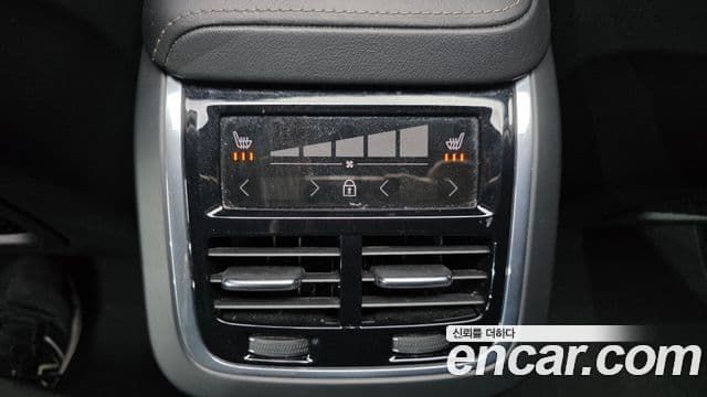 Volvo XC60 2021 — ფოტო 17/20