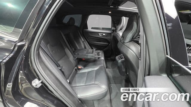 Volvo XC60 2021 — ფოტო 18/20