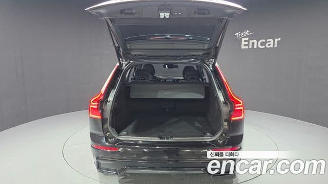 Volvo XC60 2021 — ფოტო 19/20