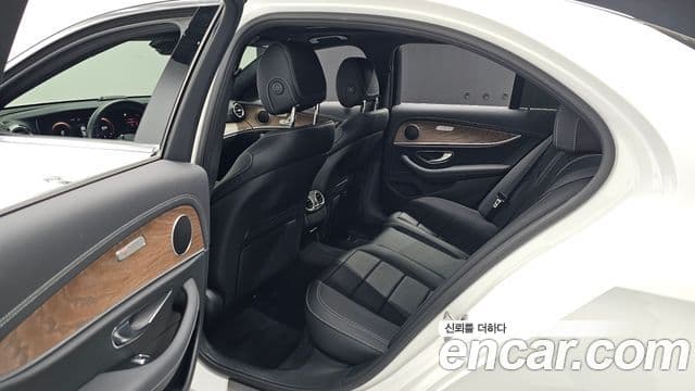 Mercedes-Benz E-Class 2023 — Фото 11/20