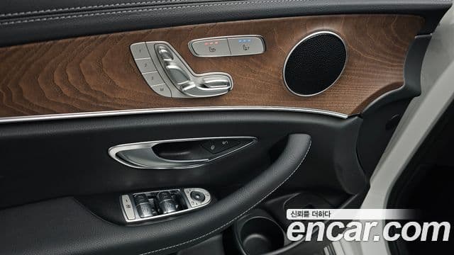 Mercedes-Benz E-Class 2023 — Фото 17/20