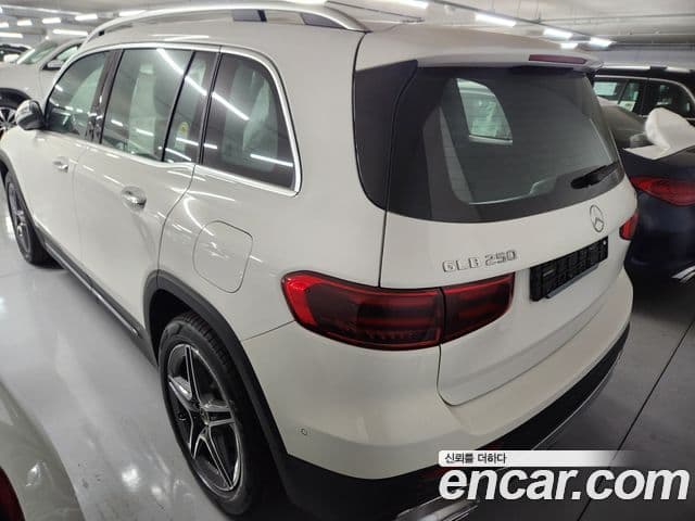 Mercedes-Benz GLB-Class 2025 — ფოტო 2/6