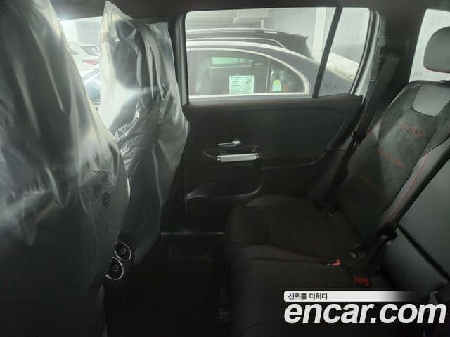 Mercedes-Benz GLB-Class 2025 — ფოტო 3/6
