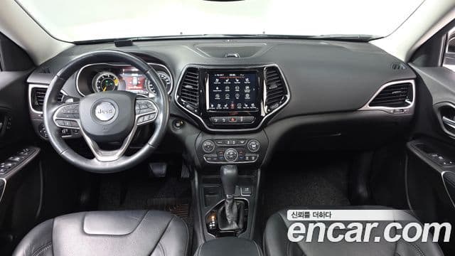 Jeep Cherokee 2021 — ფოტო 7/20