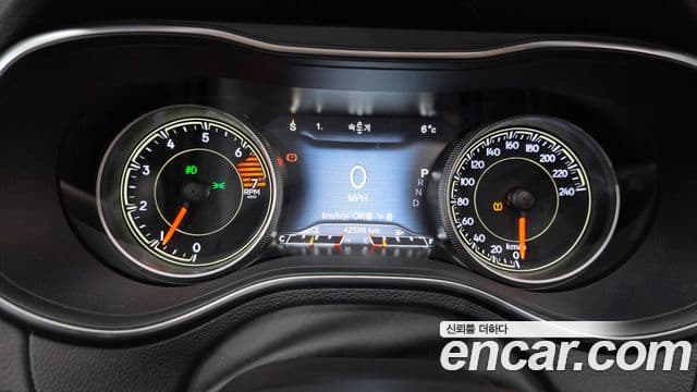 Jeep Cherokee 2021 — ფოტო 8/20