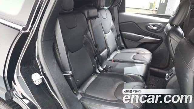 Jeep Cherokee 2021 — ფოტო 12/20
