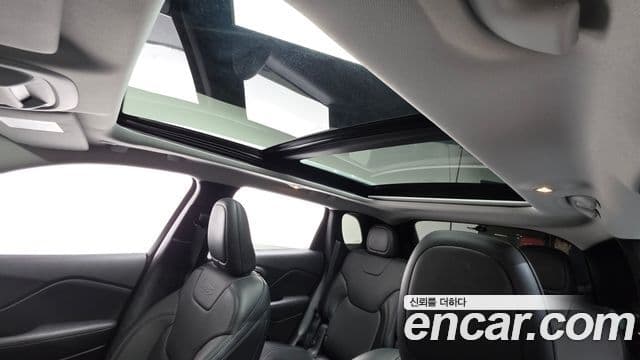 Jeep Cherokee 2021 — ფოტო 17/20
