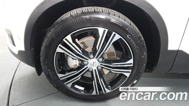 Volvo XC40 2020 — ფოტო 5/20