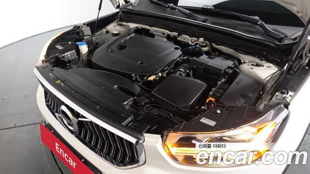 Volvo XC40 2020 — ფოტო 6/20