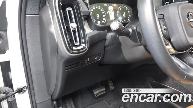 Volvo XC40 2020 — ფოტო 13/20