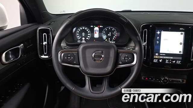 Volvo XC40 2020 — ფოტო 14/20