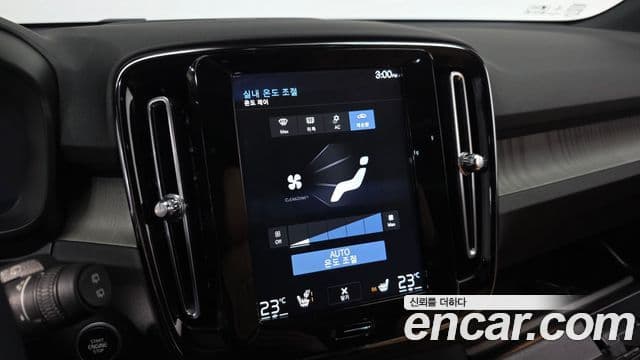 Volvo XC40 2020 — ფოტო 17/20