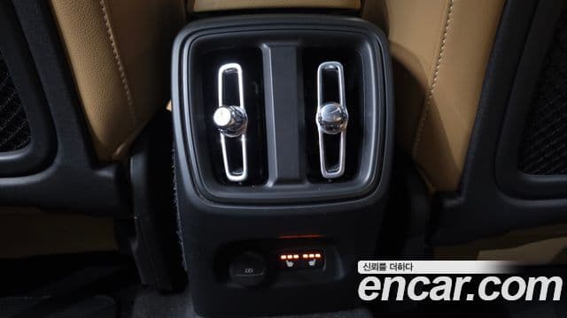 Volvo XC40 2020 — ფოტო 19/20