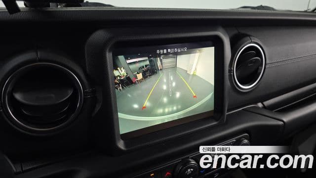 Jeep Wrangler 2019 — ფოტო 18/20