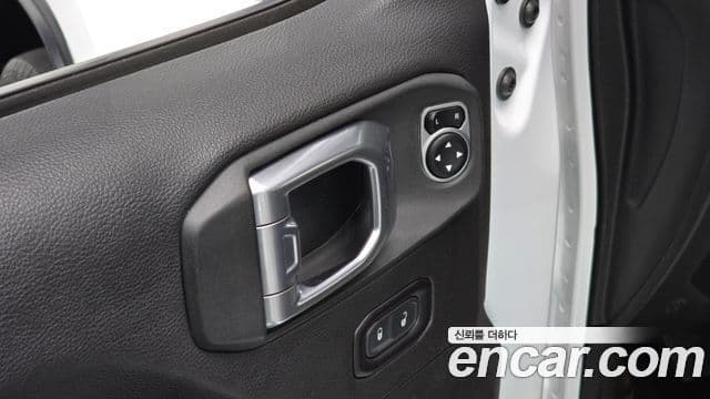 Jeep Wrangler 2019 — ფოტო 13/20