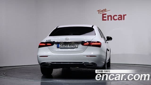 Mercedes-Benz E-Class 2020 — ფოტო 7/20
