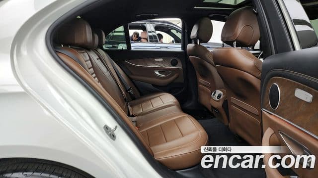 Mercedes-Benz E-Class 2020 — ფოტო 18/20