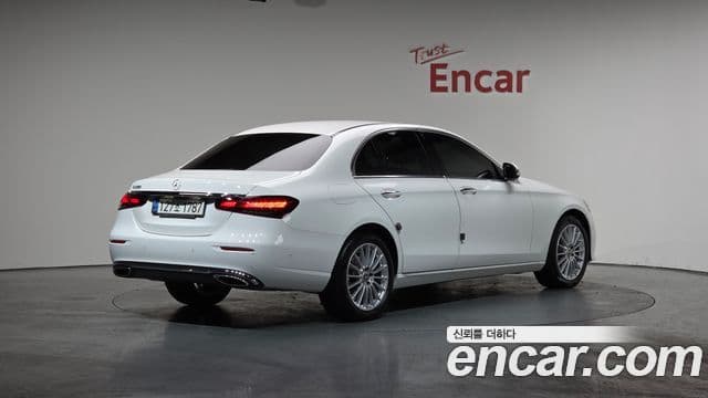 Mercedes-Benz E-Class 2022 — ფოტო 2/20