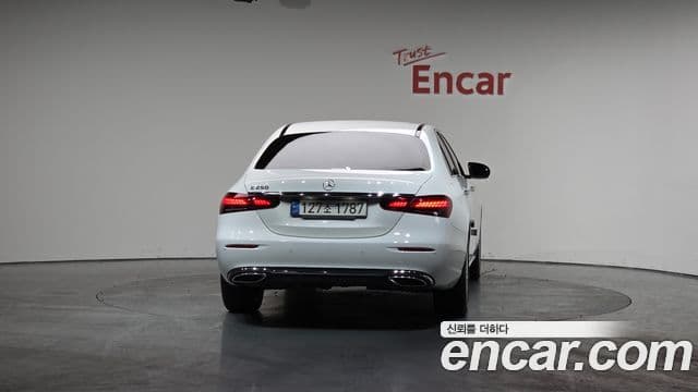 Mercedes-Benz E-Class 2022 — ფოტო 4/20