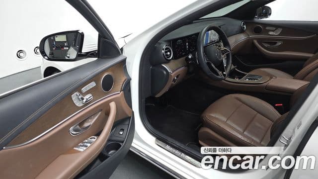 Mercedes-Benz E-Class 2022 — ფოტო 11/20