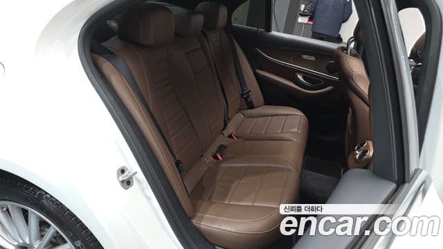 Mercedes-Benz E-Class 2022 — ფოტო 12/20