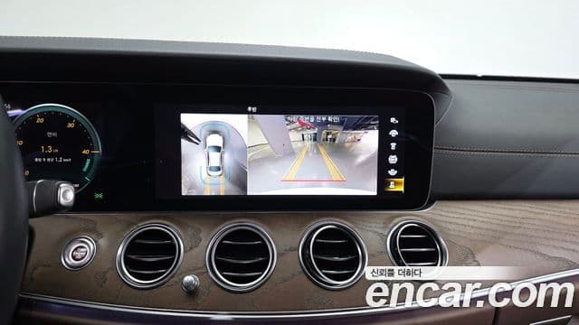 Mercedes-Benz E-Class 2022 — ფოტო 15/20