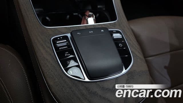 Mercedes-Benz E-Class 2022 — ფოტო 16/20