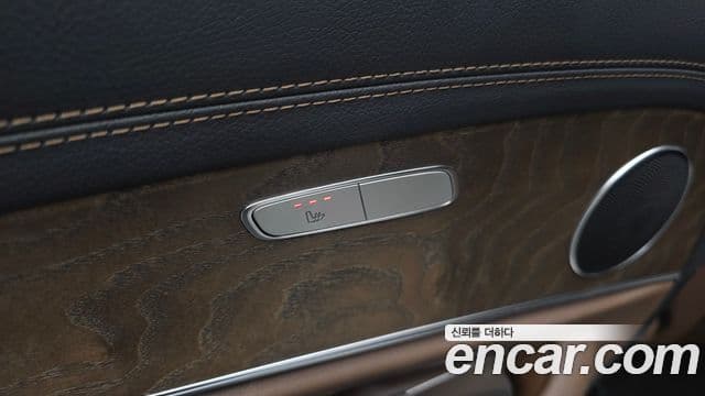 Mercedes-Benz E-Class 2022 — ფოტო 18/20
