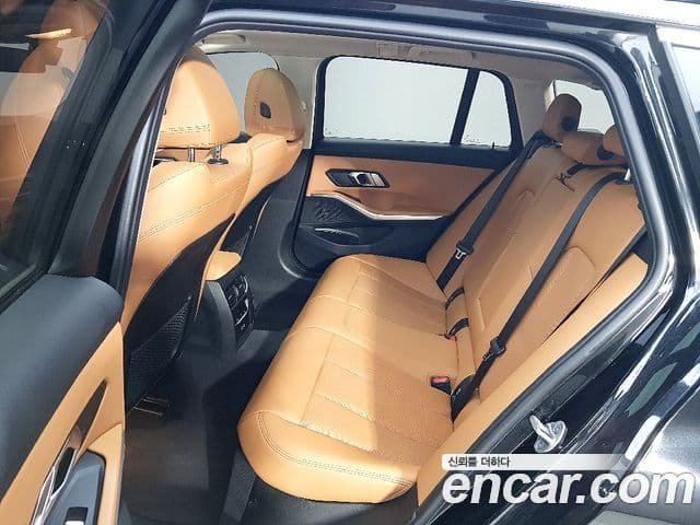 BMW 3 Series 2023 — Photo 18/20
