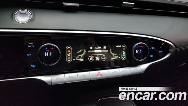 Genesis GV70 2021 — ფოტო 17/20