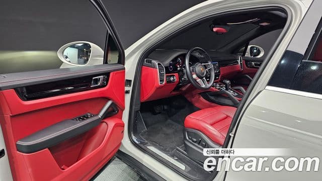Porsche Cayenne 2023 — ფოტო 8/20