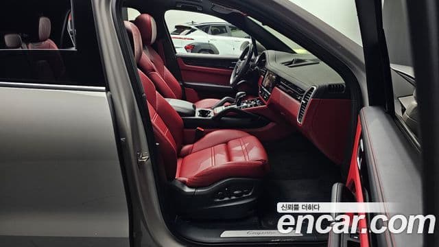 Porsche Cayenne 2023 — ფოტო 11/20
