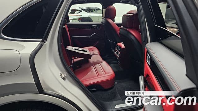 Porsche Cayenne 2023 — ფოტო 12/20