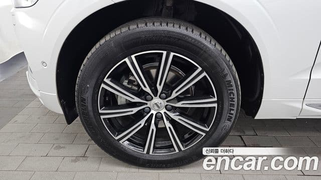 Volvo XC60 2021 — ფოტო 5/20