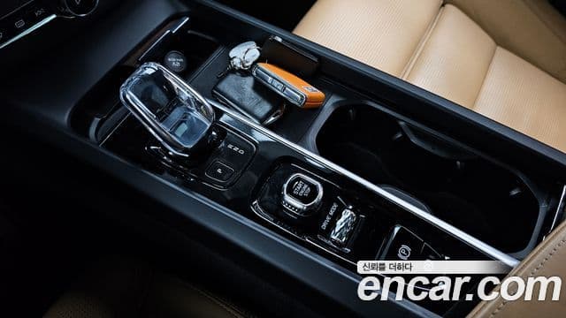 Volvo XC60 2021 — ფოტო 9/20