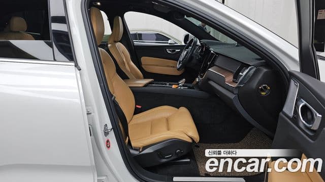 Volvo XC60 2021 — ფოტო 11/20
