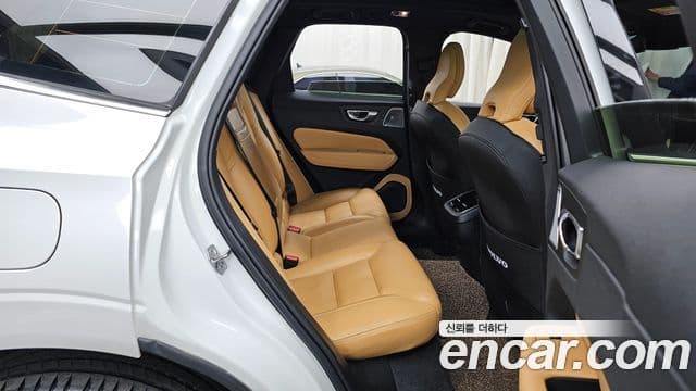 Volvo XC60 2021 — ფოტო 12/20