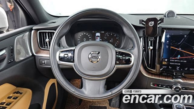 Volvo XC60 2021 — ფოტო 13/20