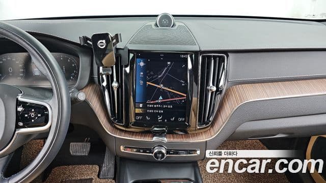 Volvo XC60 2021 — ფოტო 14/20