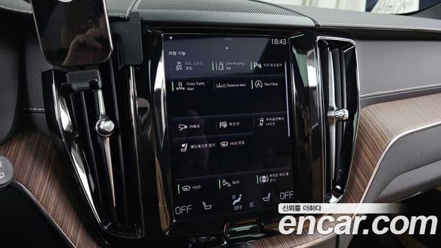 Volvo XC60 2021 — ფოტო 16/20